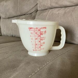 Tupperware 4 cup measuring cup with the lid Vintage